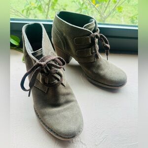 Clark’s Carleta Lyon Olive Boot Suede Rubber Sole Size 7M